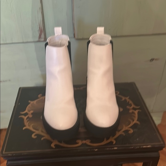 Urban Outfitters White Ankle Boots - Picture 1 of 5